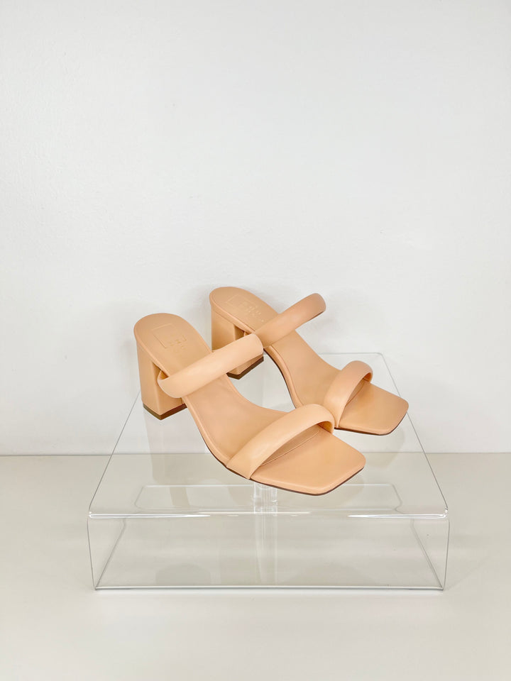 Farah Heel-Nude