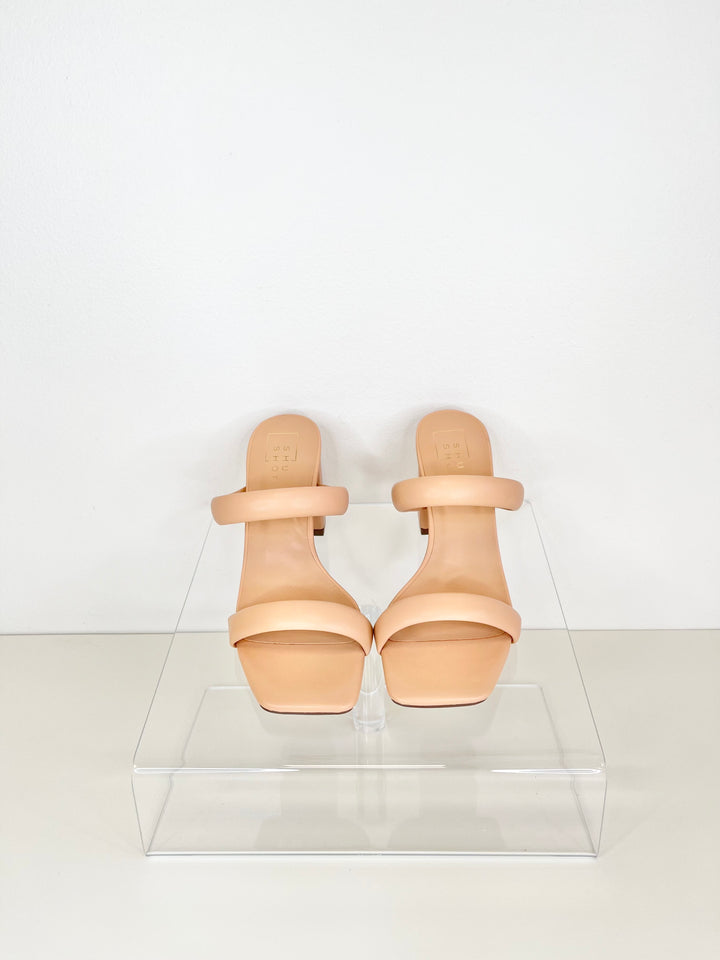 Farah Heel-Nude